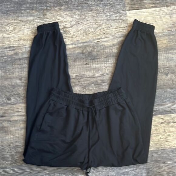 4 piece XS workout bundle! Buffbunny, carbon38, girlfriend collective and Varley - Picture 13 of 16